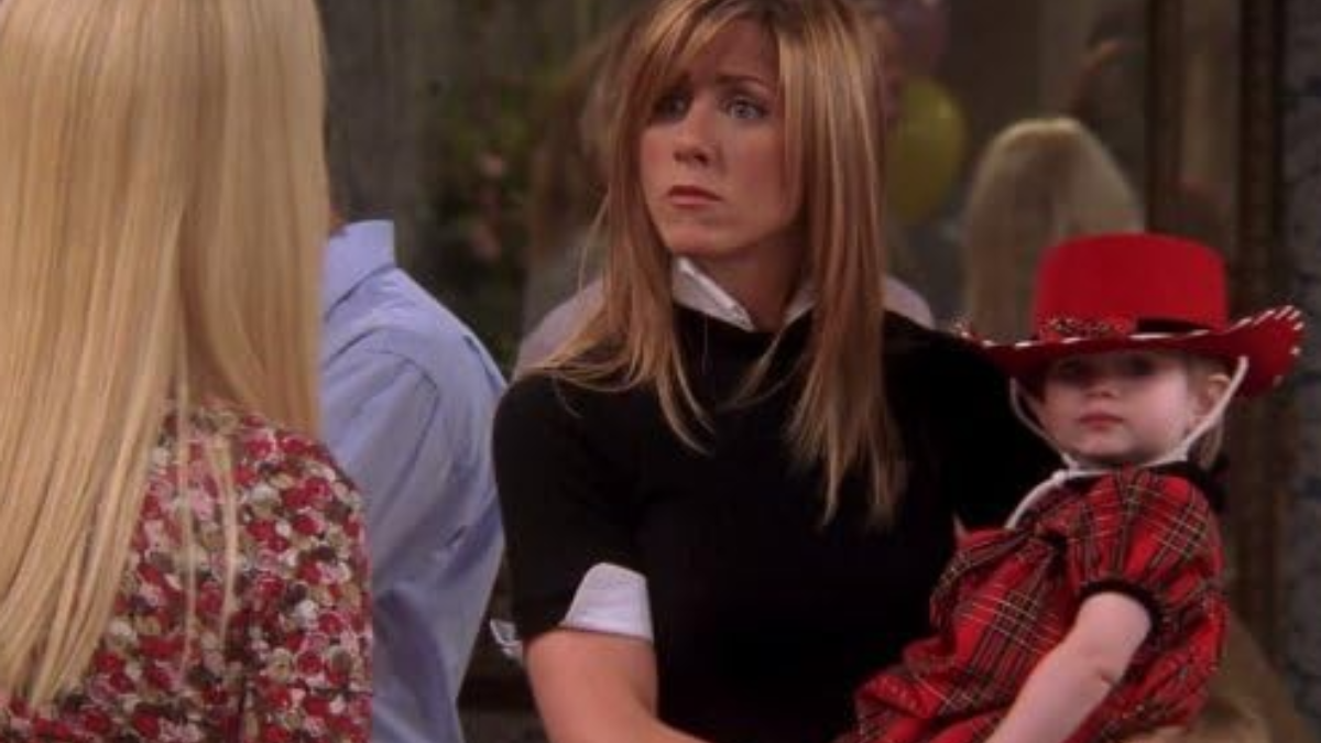 Jennifer Aniston, Lisa Kudrow, Noelle Sheldon, and Cali Sheldon in Friends (1994).