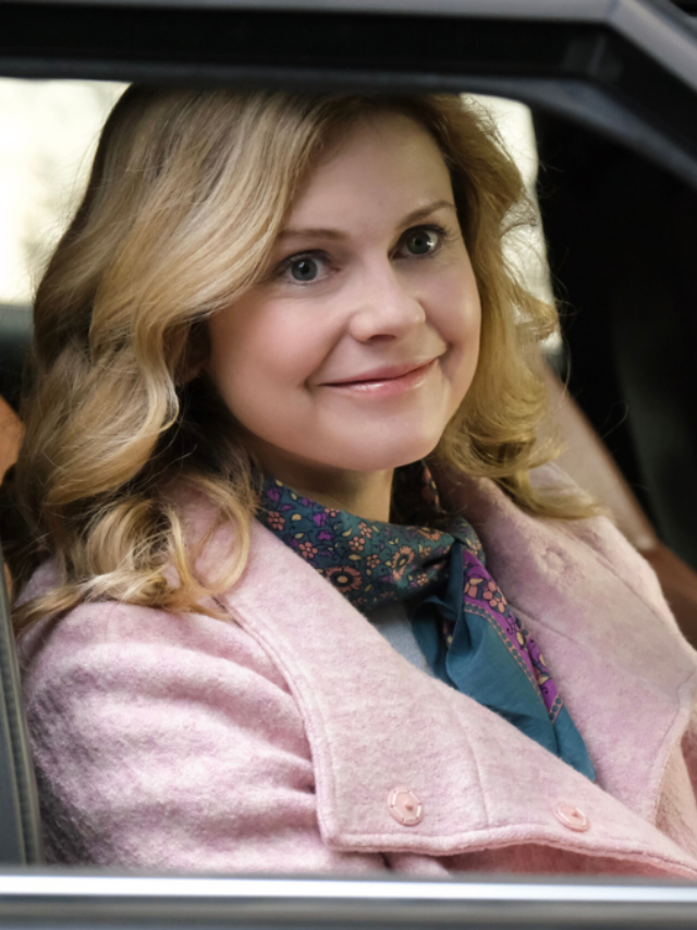 Pictured (L-R): Rose McIver as Samantha in Ghosts.